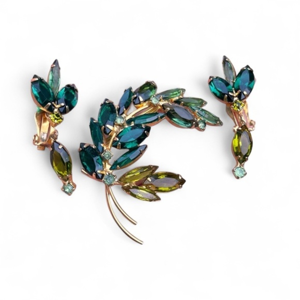 Vintage Juliana Emerald Green Rhinestone Demi Parure Brooch and earrings